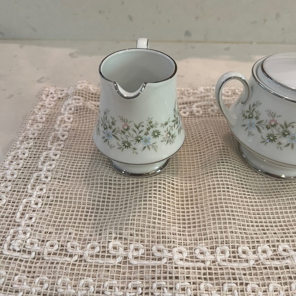 Noritake lidded sugar bowl and creamer. Patten is 2031 Savannah - Picture 14 of 15
